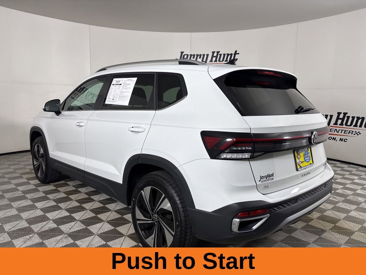 Used 2025 Volkswagen Taos SE w/ Panoramic Sunroof Package AWD/4WD image 7