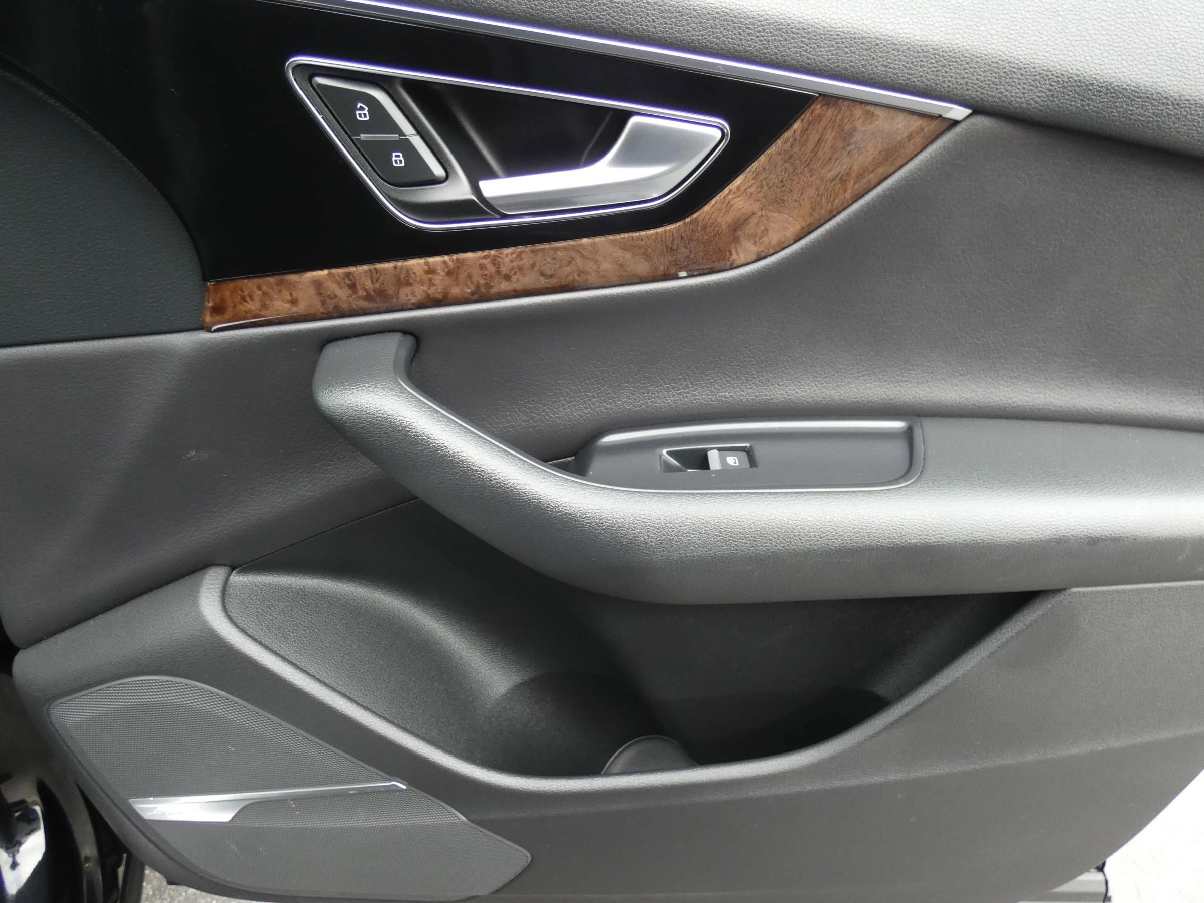 Used 2017 Audi Q7 3.0T Prestige w/ Prestige Package image 38