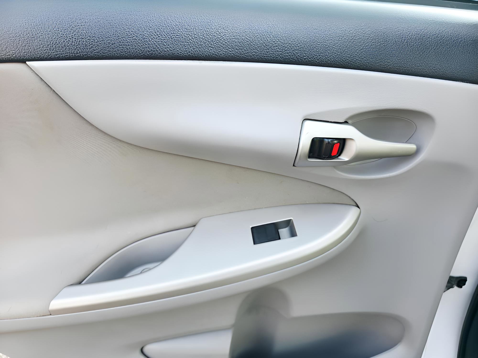 Used 2013 Toyota Corolla LE image 18