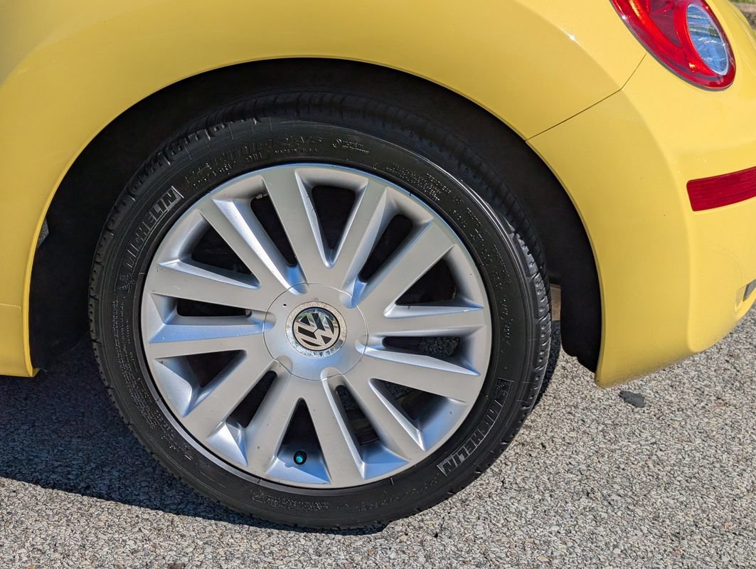 Used 2008 Volkswagen Beetle SE FWD image 35