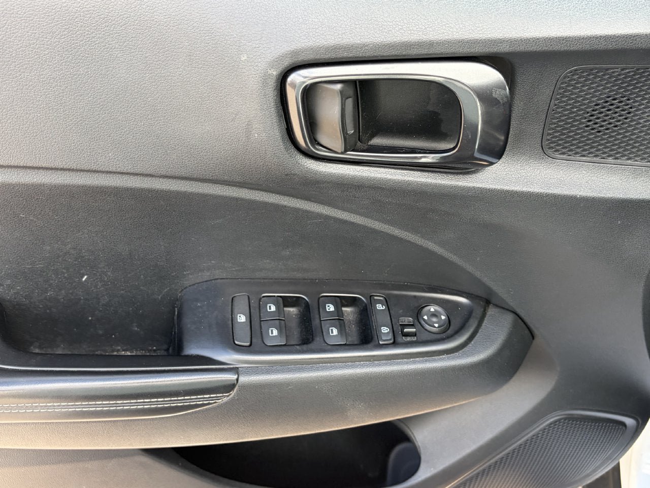 Used 2024 Hyundai Venue Limited FWD image 9