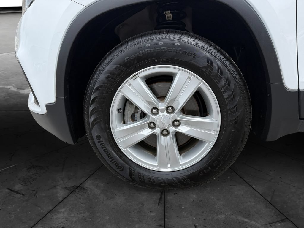 Used 2020 Chevrolet Trax LS w/ Tint and Cruise Package AWD/4WD image 14