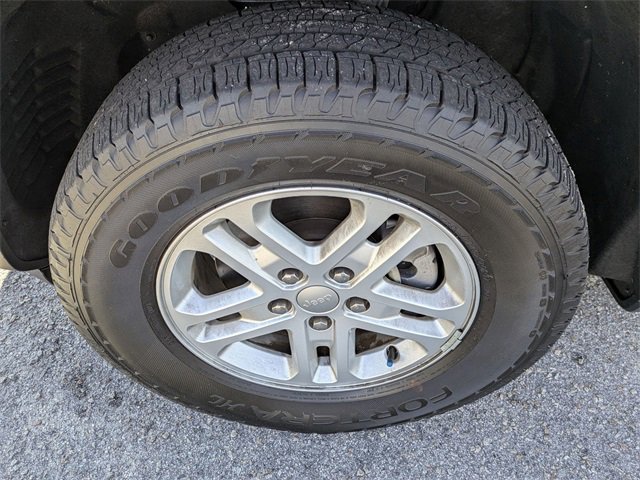 Used 2023 Jeep Grand Cherokee Laredo image 9