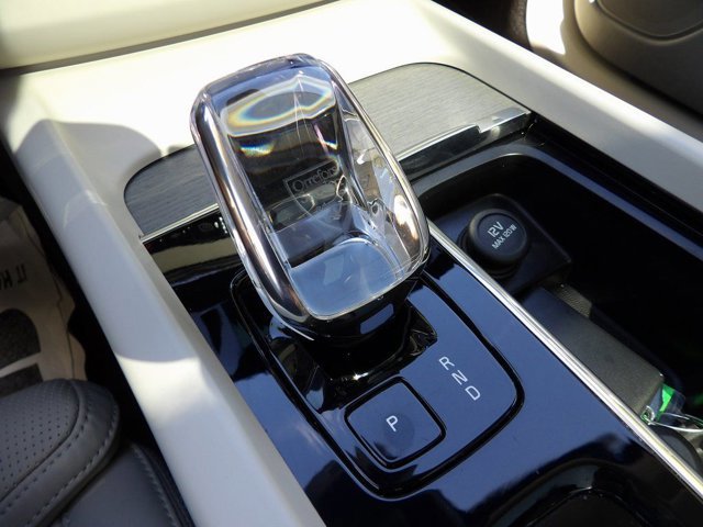 Certified 2023 Volvo XC60 T8 Ultimate w/ Climate Package image 21