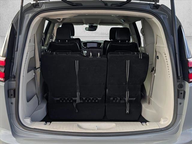 Used 2022 Chrysler Pacifica Touring-L image 6