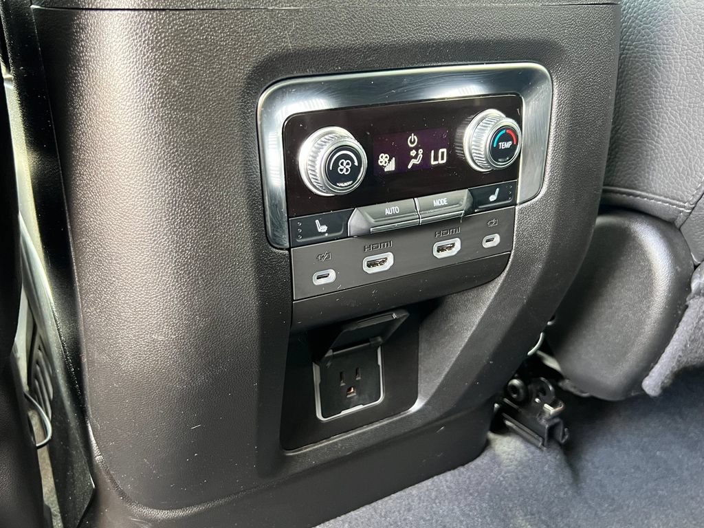 Used 2024 GMC Yukon Denali w/ Advanced Technology Package AWD/4WD image 17