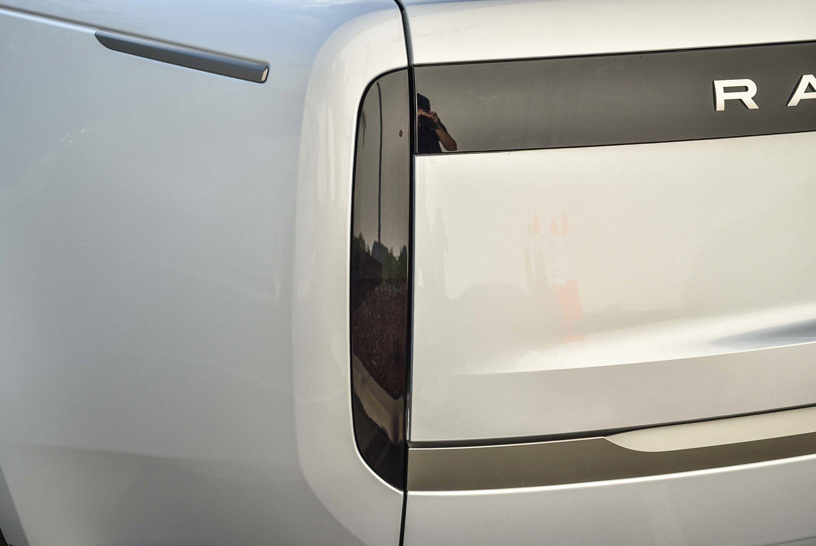 Certified 2025 Land Rover Range Rover SE image 9