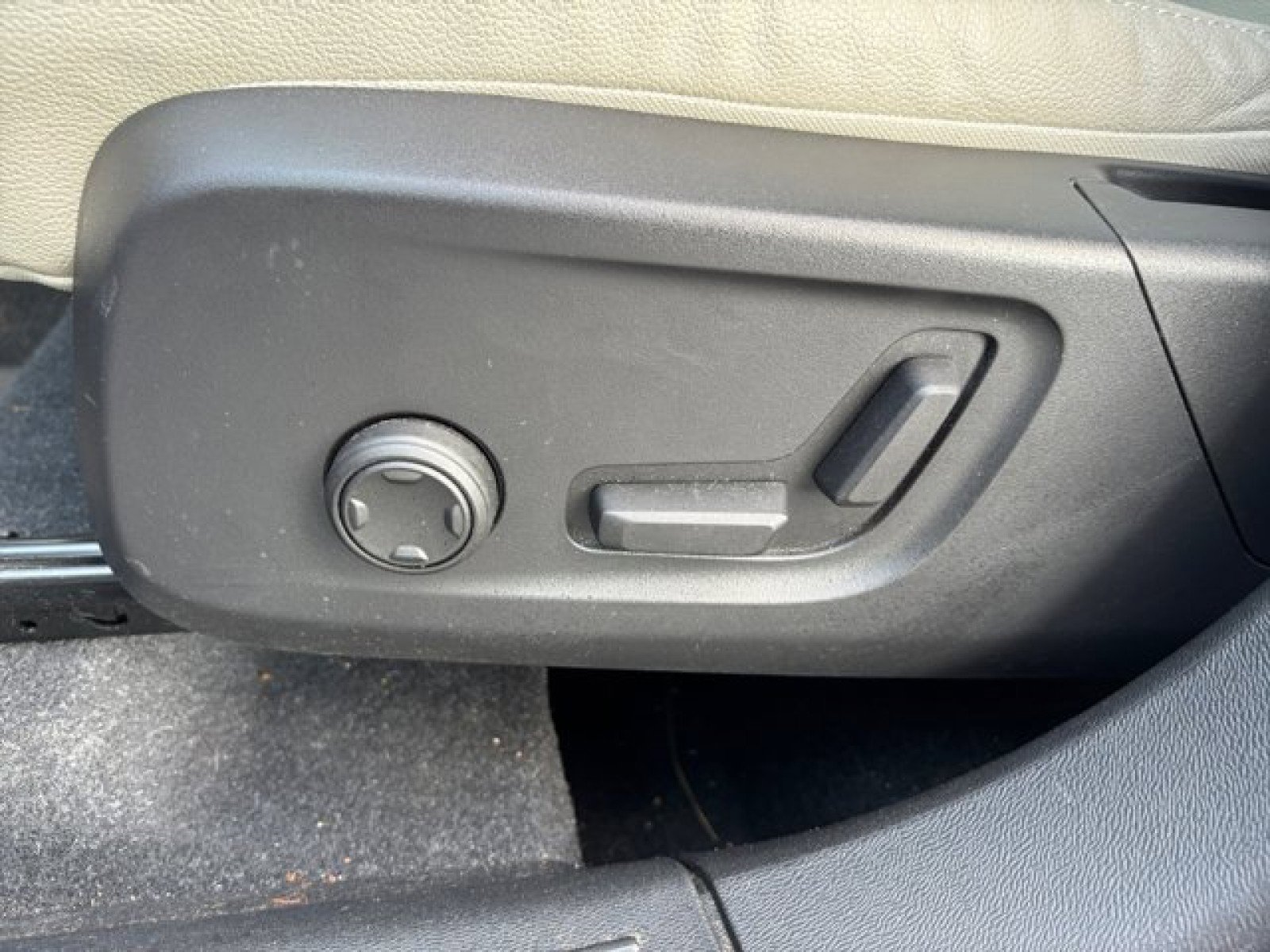 Used 2023 Volvo XC40 B5 Plus w/ Driver Assist Package image 11