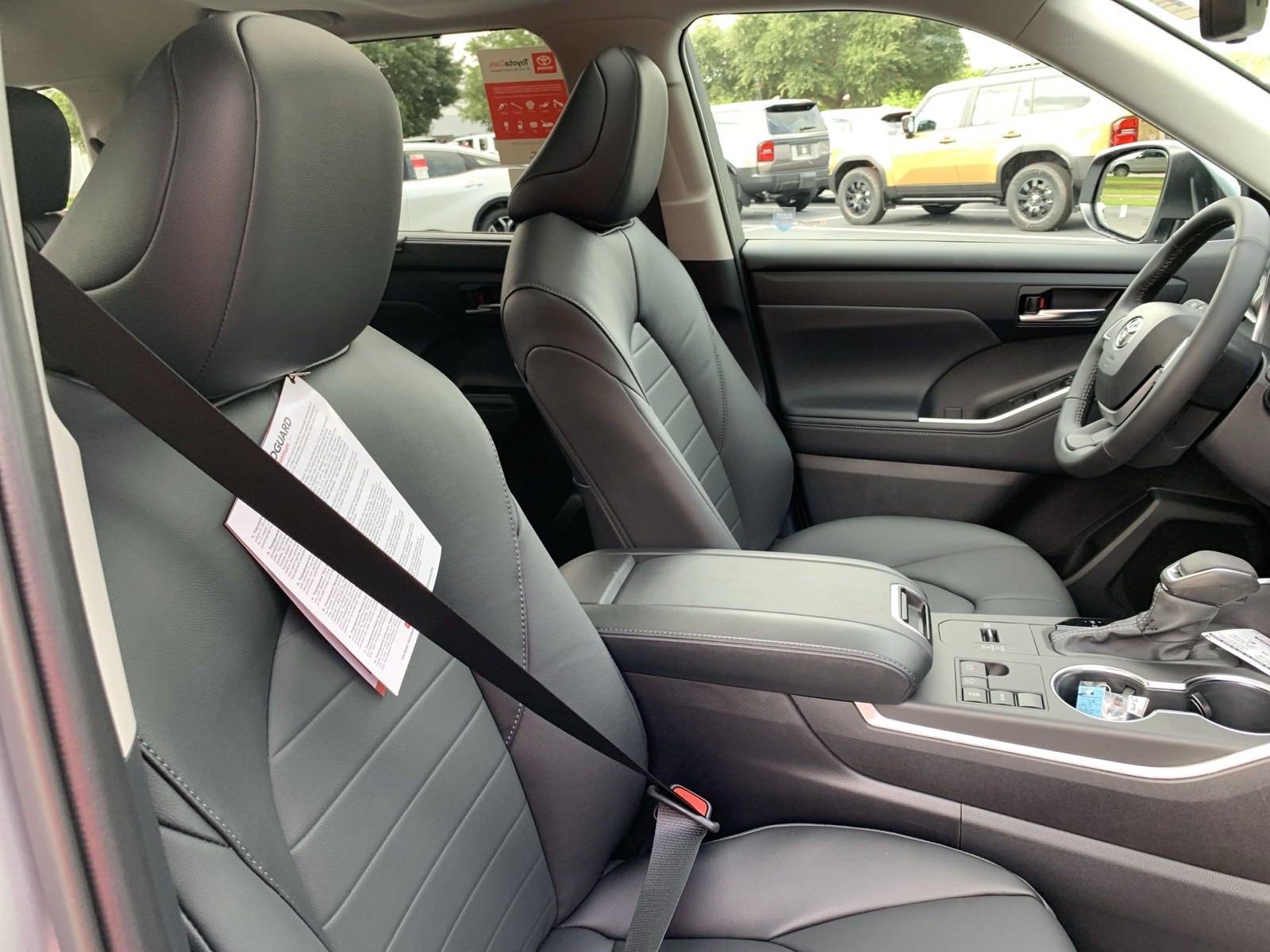 New 2024 Toyota Highlander XLE FWD image 38