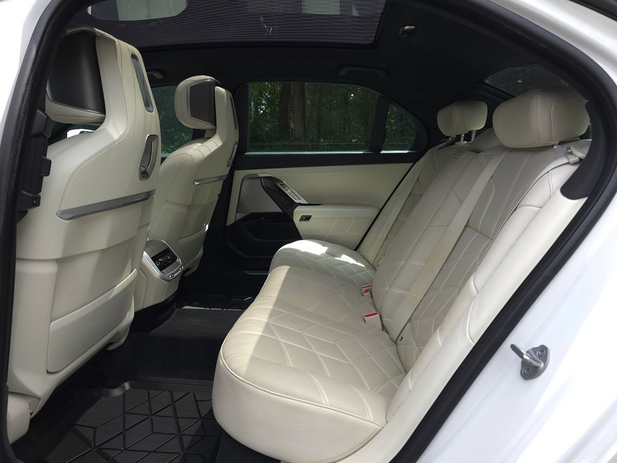 Used 2023 BMW 760i xDrive w/ Parking Assistance Package AWD/4WD image 15