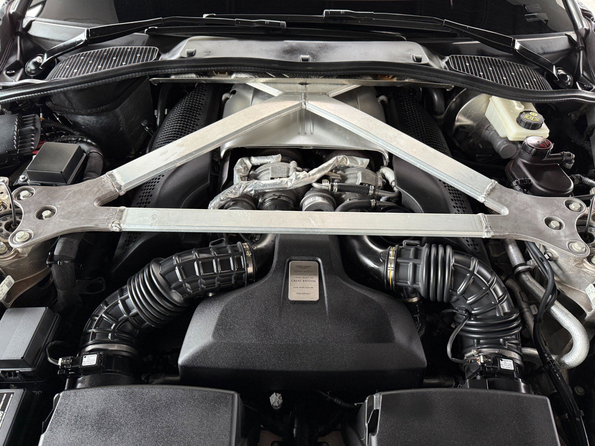 Used 2023 Aston Martin V8 Vantage Coupe image 38