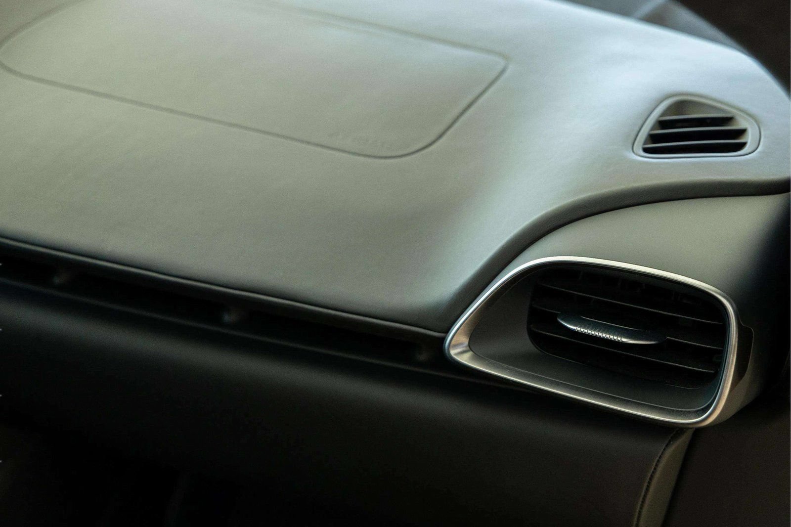 Used 2023 McLaren Artura RWD image 28