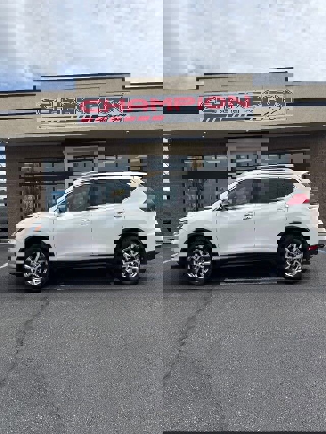 Used 2017 Nissan Rogue SV image 2