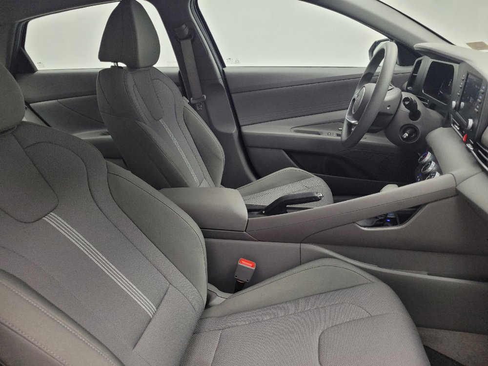 Used 2025 Hyundai Elantra SE FWD image 21