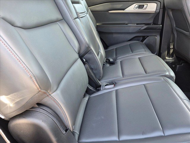 Used 2025 Ford Explorer Active w/ Active Comfort Package RWD image 18