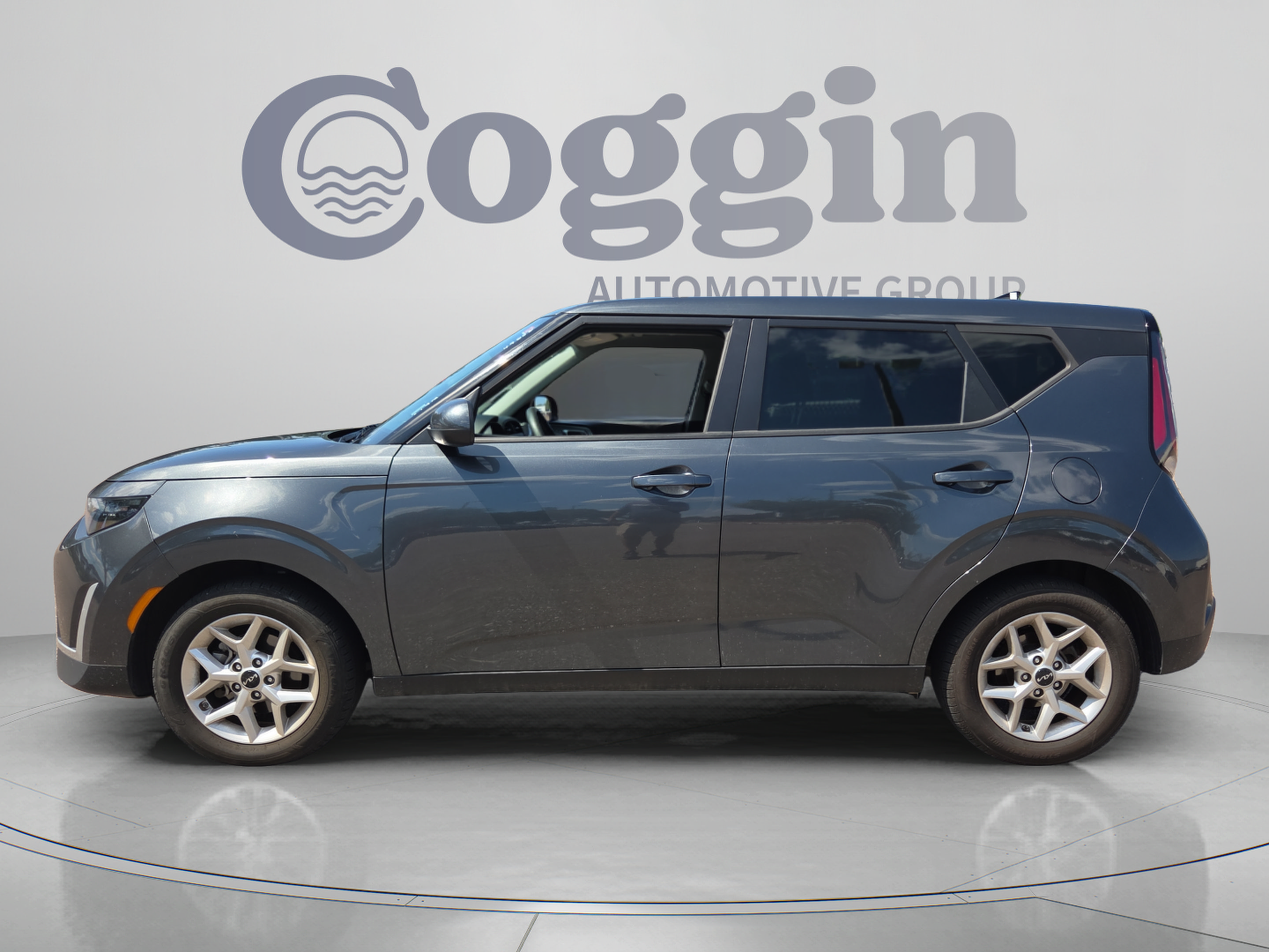 Used 2024 Kia Soul LX w/ Option Group 015 FWD image 2