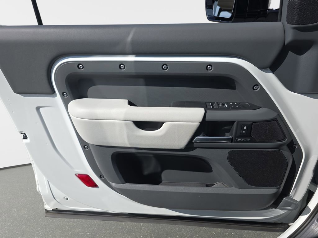 Used 2025 Land Rover Defender 90 X-Dynamic SE image 27