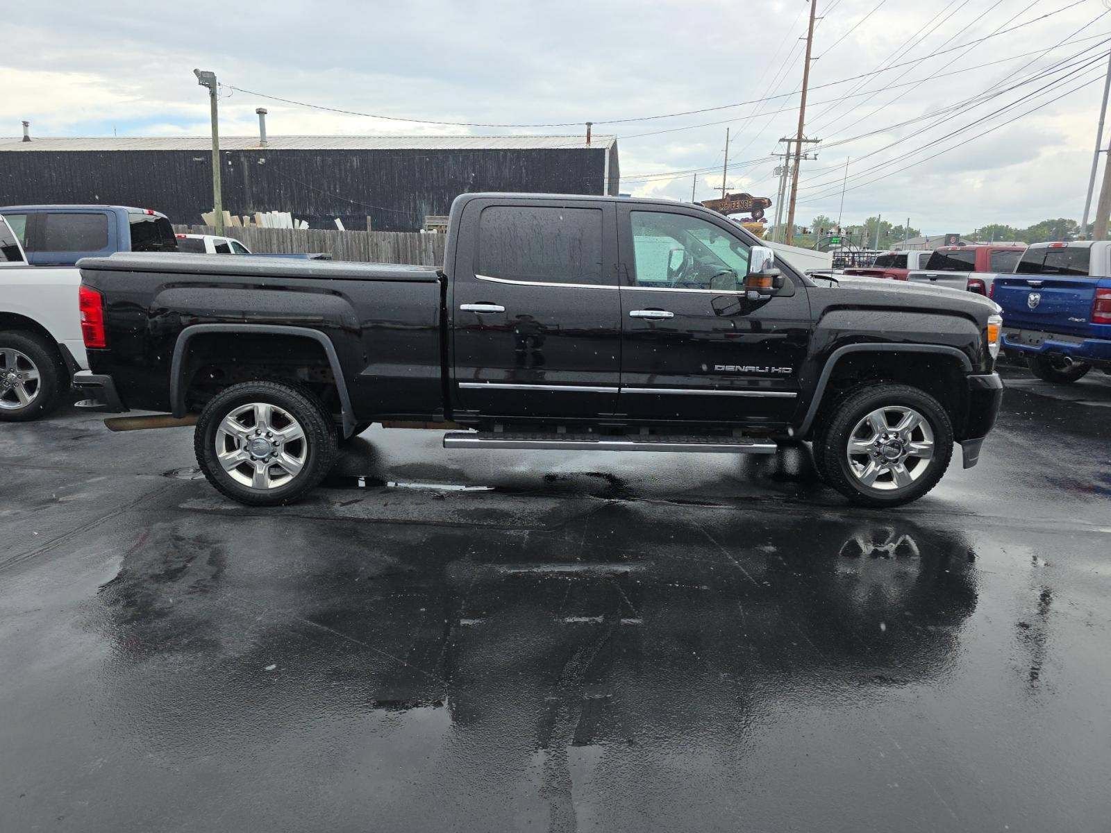Used 2018 GMC Sierra 2500 Denali w/ Suspension Package, Off-Road AWD/4WD image 2