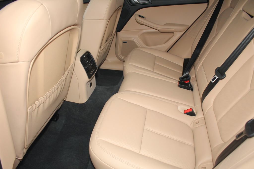 Certified 2025 Porsche Macan AWD/4WD image 25