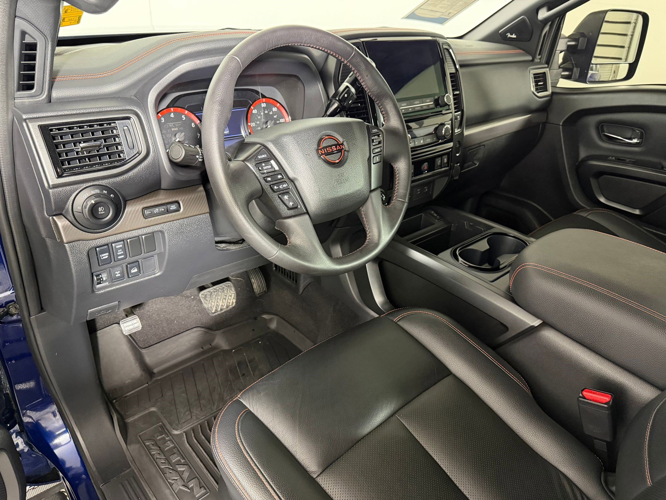Used 2024 Nissan Titan PRO-4X w/ Pro-4x Convenience Package AWD/4WD image 3