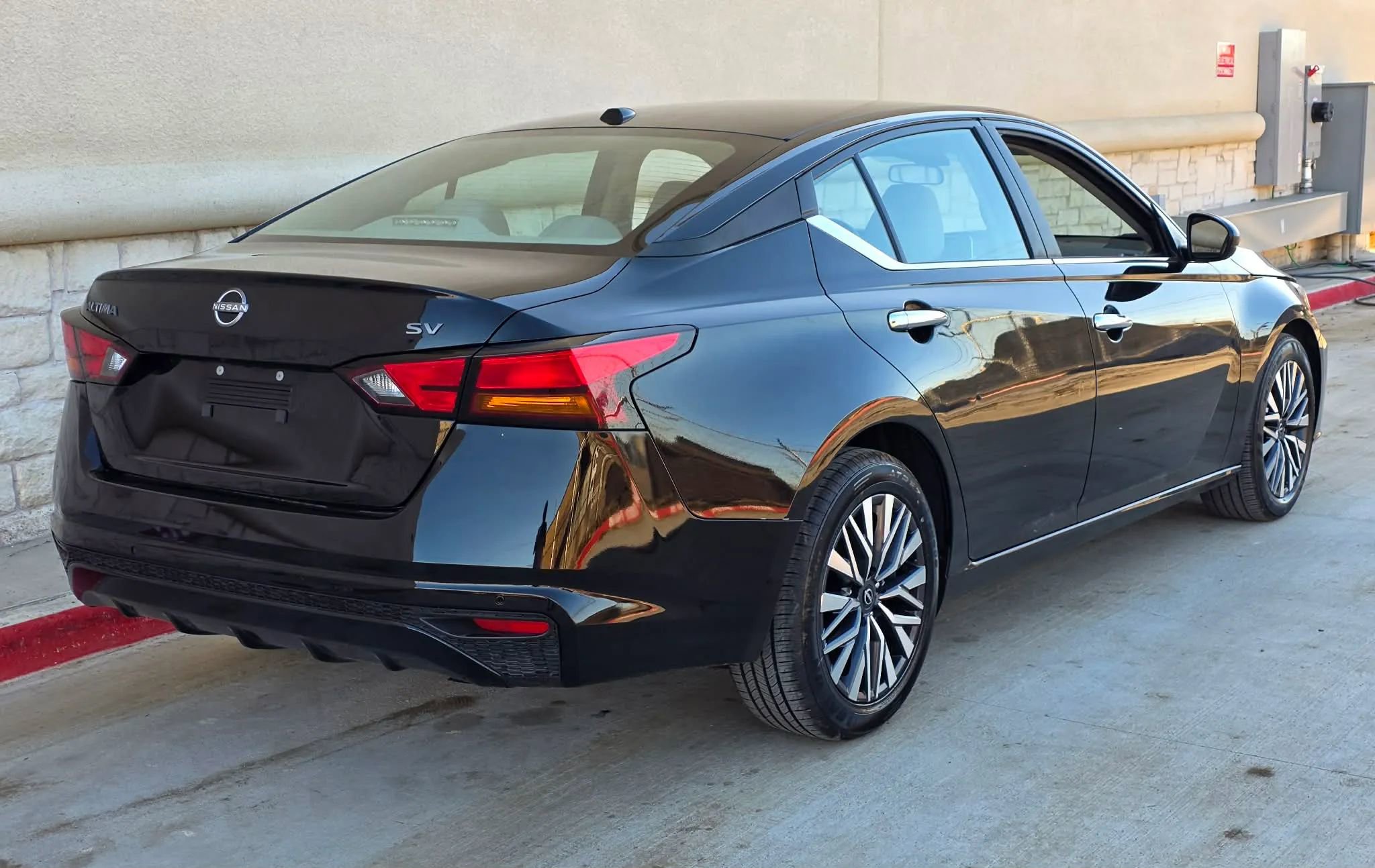 Used 2025 Nissan Altima 2.5 SV image 3