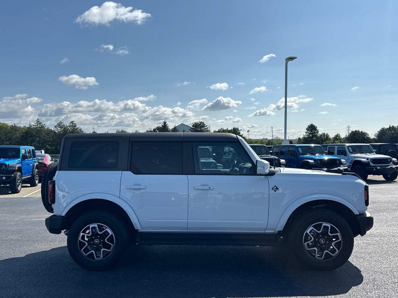 Used 2025 Ford Bronco Outer Banks AWD/4WD image 2