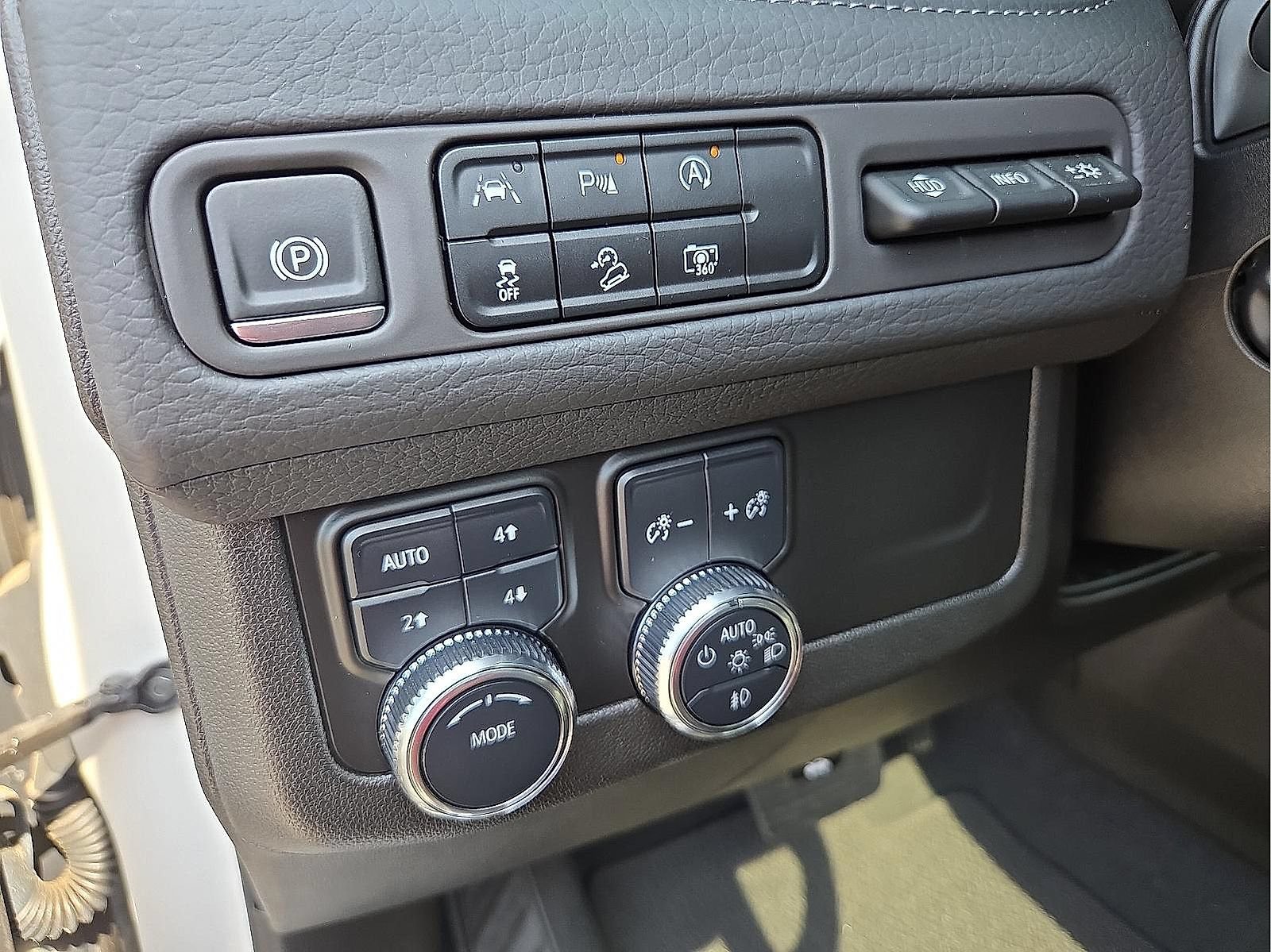 Certified 2024 GMC Yukon Denali AWD/4WD image 11