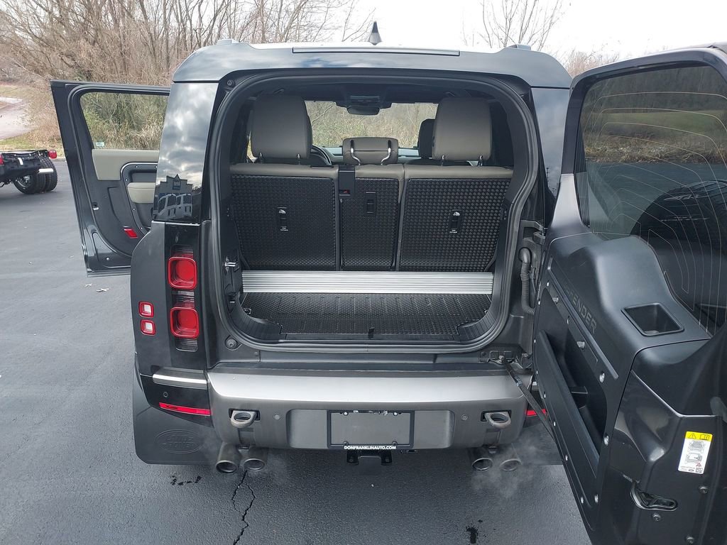 Used 2023 Land Rover Defender 90 X-Dynamic SE image 30