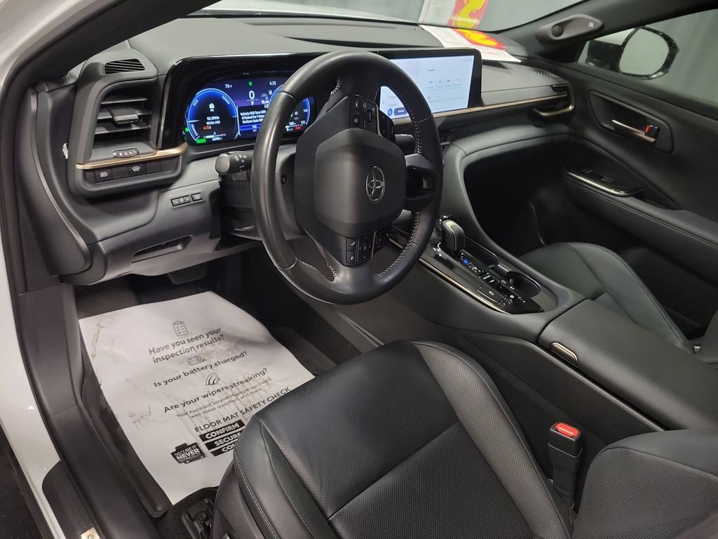 Used 2025 Toyota Crown AWD/4WD image 13