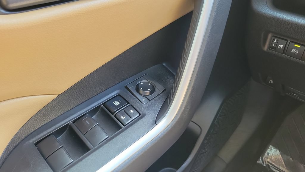 Used 2022 Toyota RAV4 LE AWD/4WD image 27
