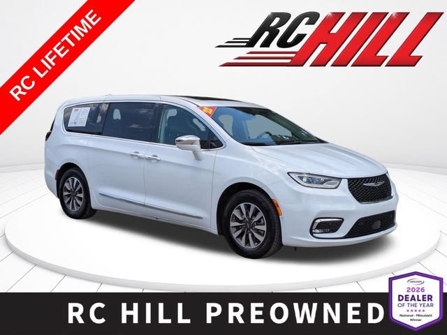 Used 2022 Chrysler Pacifica Limited w/ Uconnect Theater Family Group