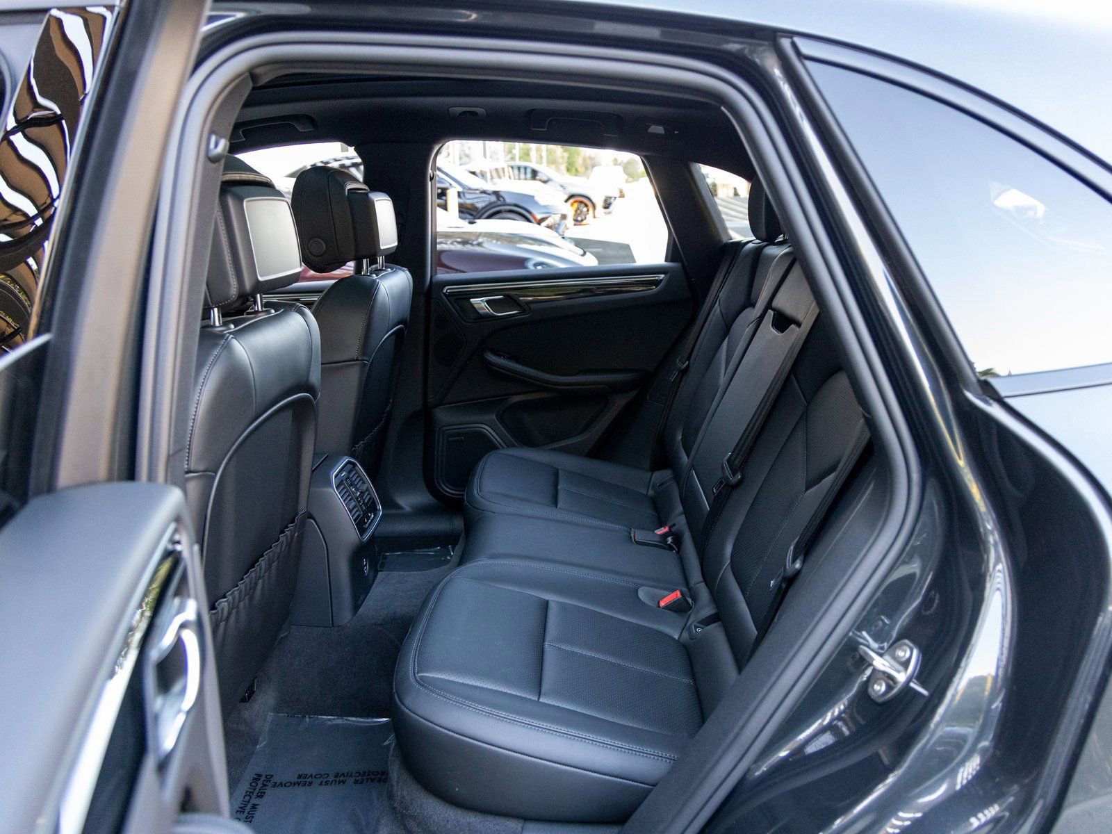 Certified 2025 Porsche Macan image 42