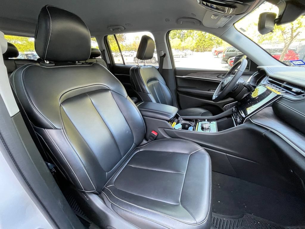 Used 2023 Jeep Grand Cherokee Limited w/ Black Appearance Package AWD/4WD image 33