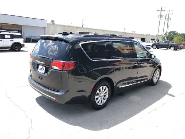 Used 2017 Chrysler Pacifica Touring-L FWD image 6