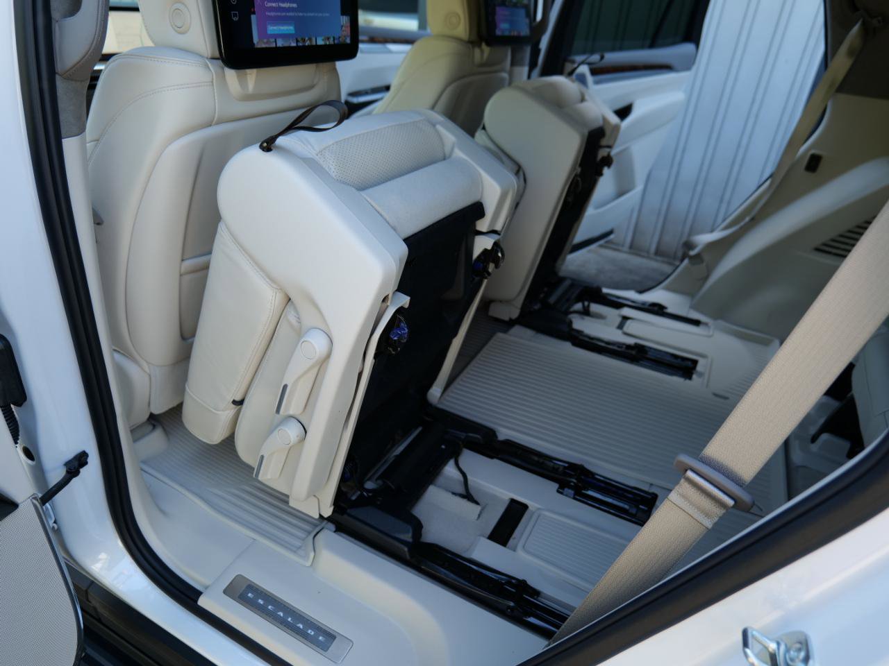 Used 2025 Cadillac Escalade Sport Platinum w/ LPO, Floor Liner Package AWD/4WD image 49