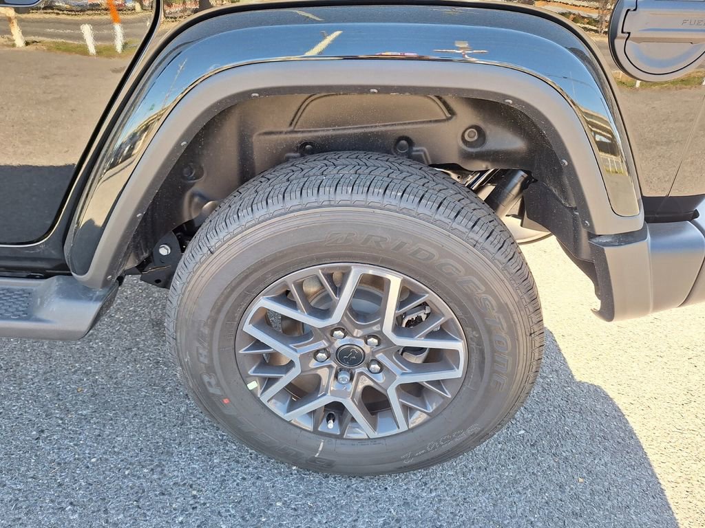 New 2026 Jeep Wrangler Unlimited Sahara AWD/4WD image 24