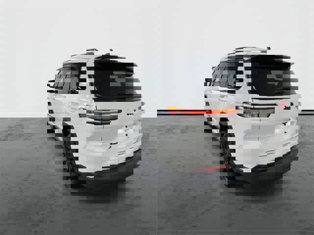 Used 2023 Jeep Grand Cherokee L Laredo image 2