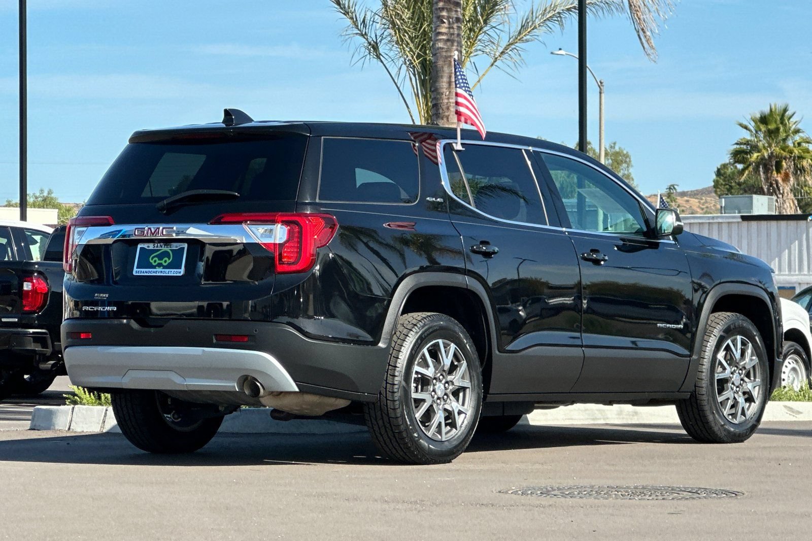 Certified 2021 GMC Acadia SLE w/ LPO, Cargo Package FWD image 4