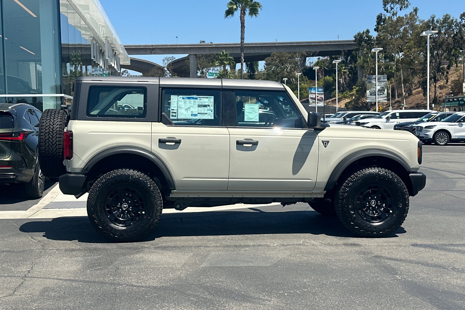New 2026 Ford Bronco 4-Door w/ Sasquatch Package AWD/4WD image 2