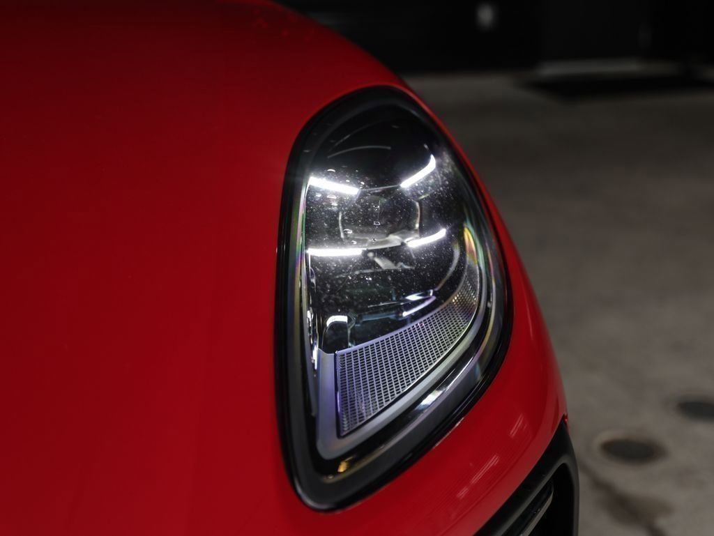 Certified 2025 Porsche Macan AWD/4WD image 11