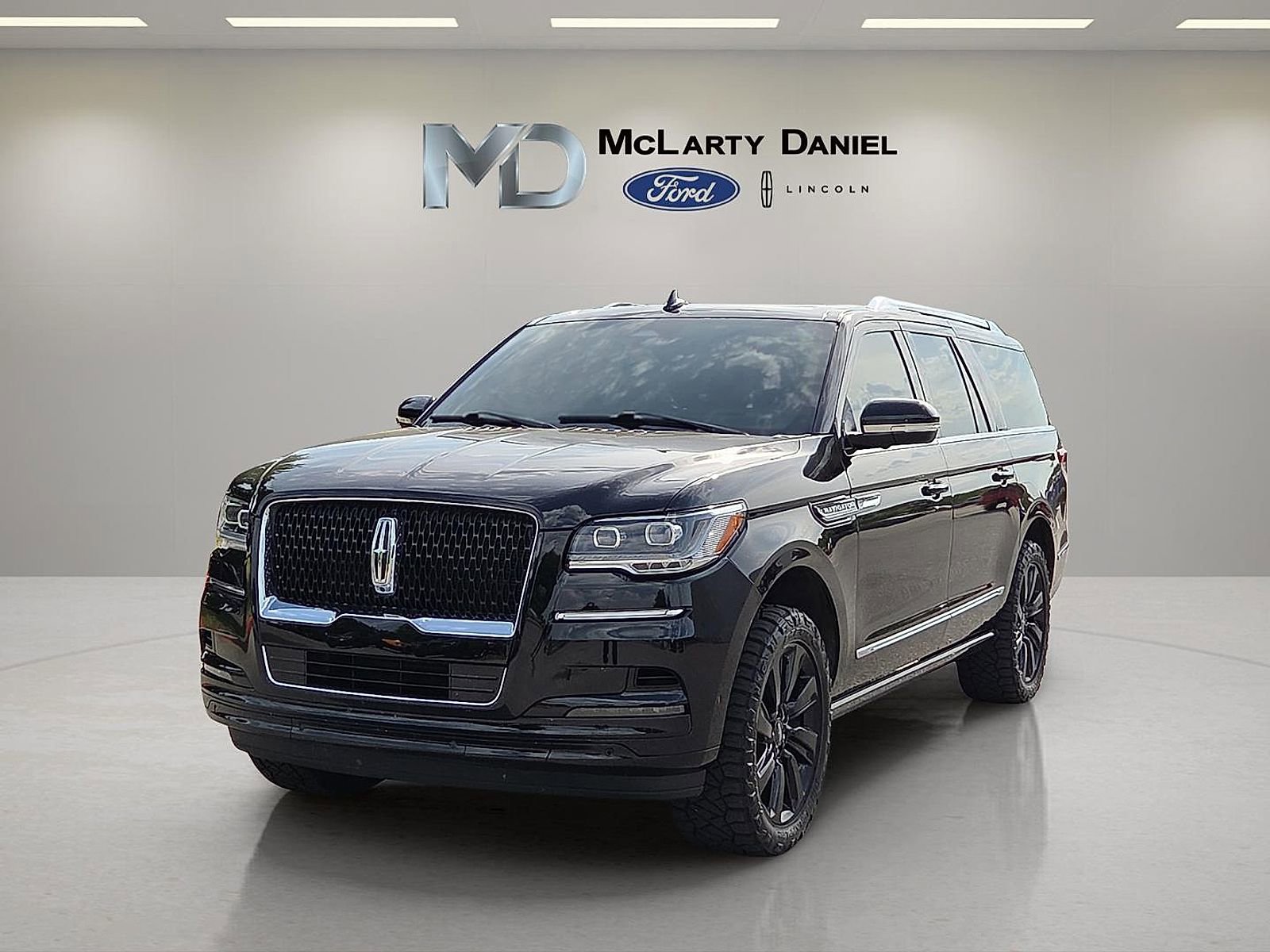 Used 2024 Lincoln Navigator L Reserve AWD/4WD image 2