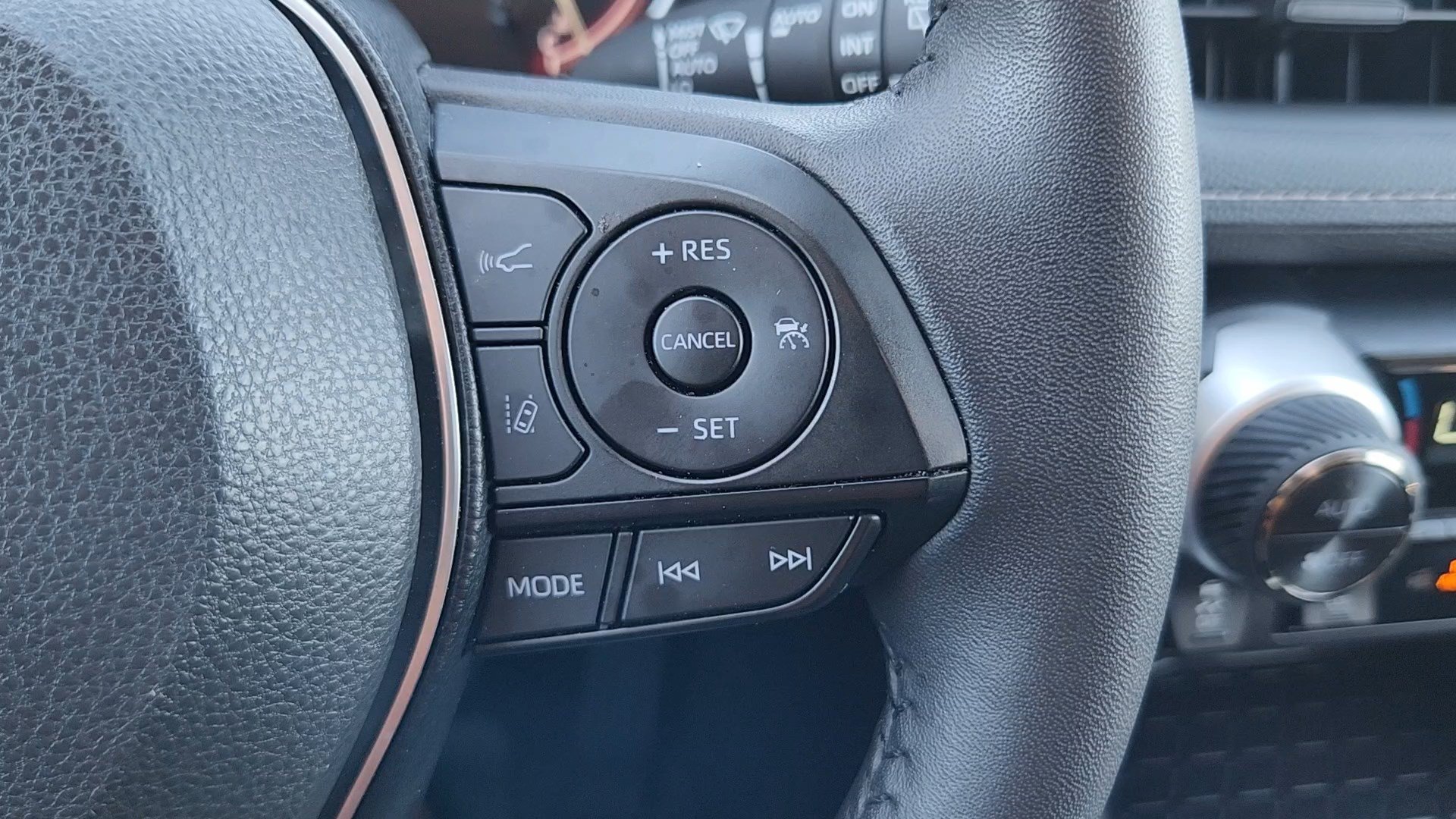 Used 2025 Toyota RAV4 XLE w/ Convenience Package AWD/4WD image 13