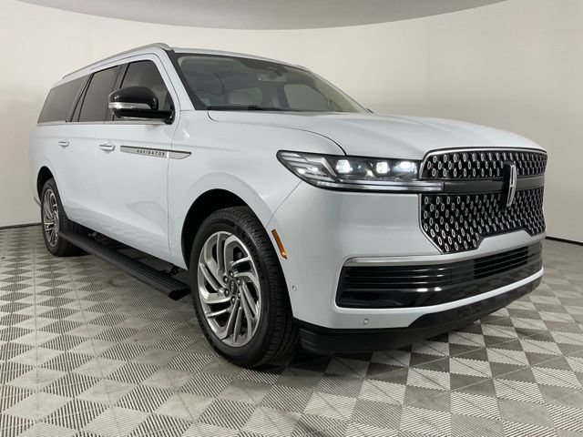 Used 2025 Lincoln Navigator L Reserve AWD/4WD image 12