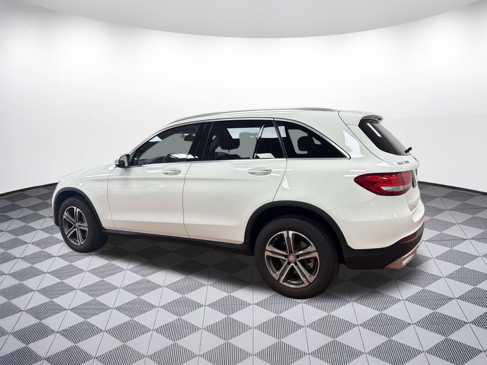 Used 2016 Mercedes-Benz GLC 300 4MATIC image 3