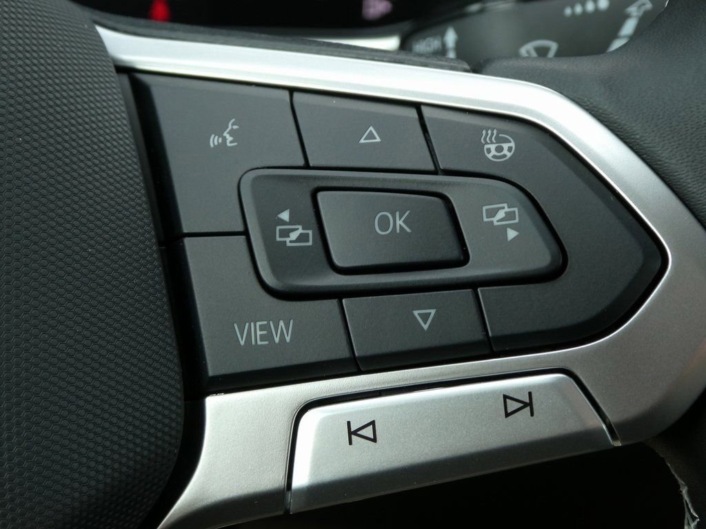 Certified 2025 Volkswagen Taos SE image 20