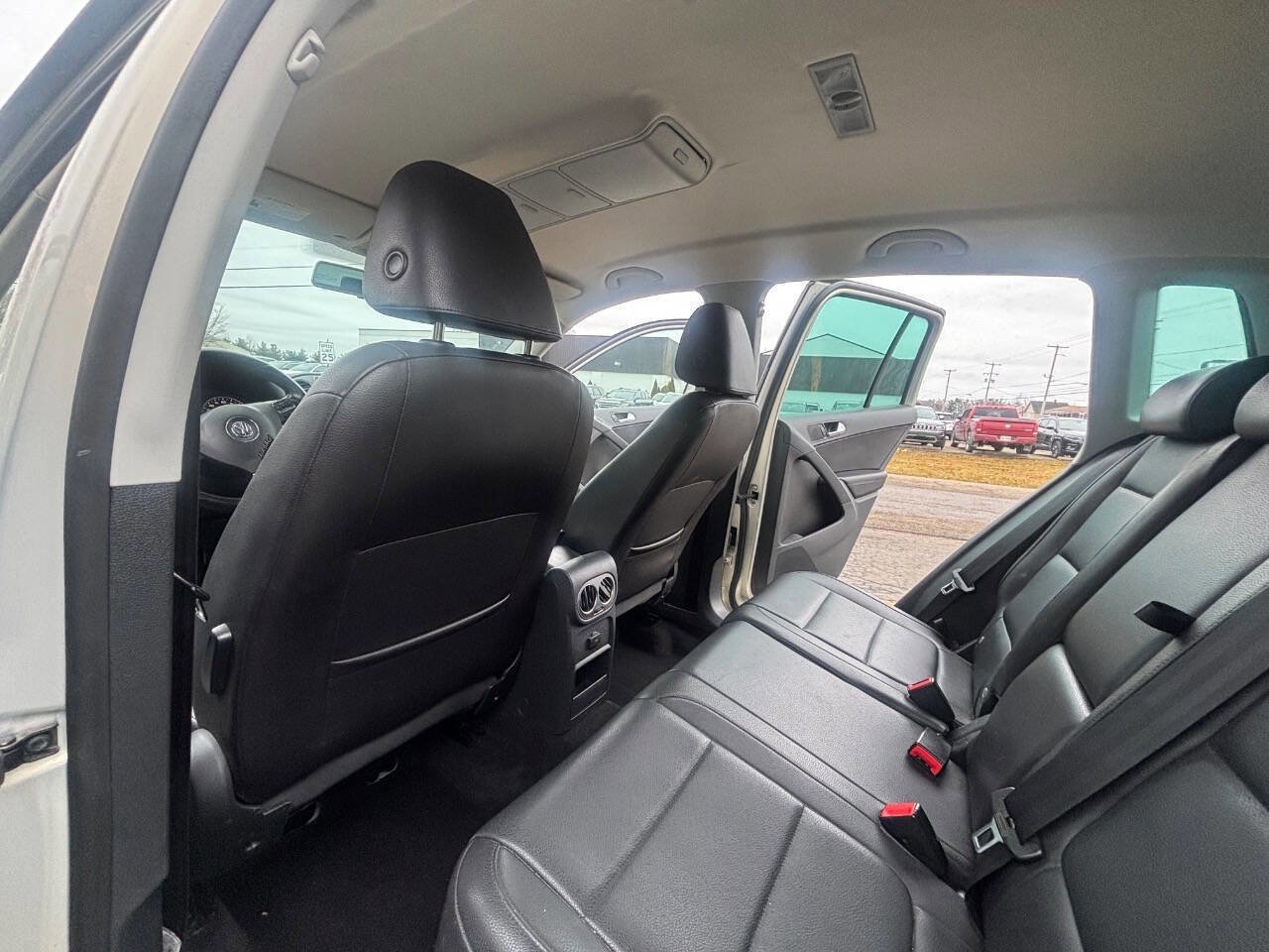 Used 2011 Volkswagen Tiguan S image 8