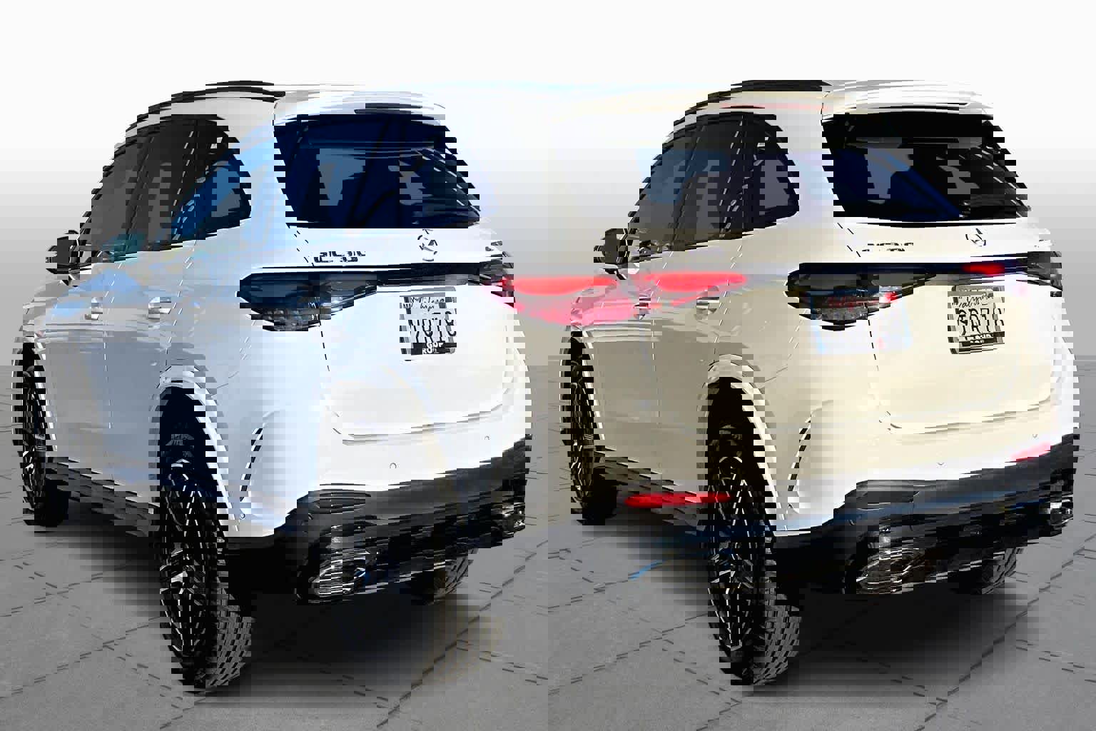 Used 2025 Mercedes-Benz GLC 300 4MATIC image 11