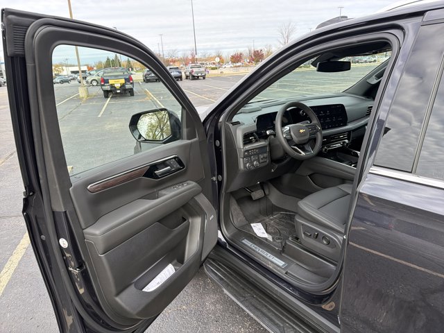 New 2026 Chevrolet Suburban LT image 9