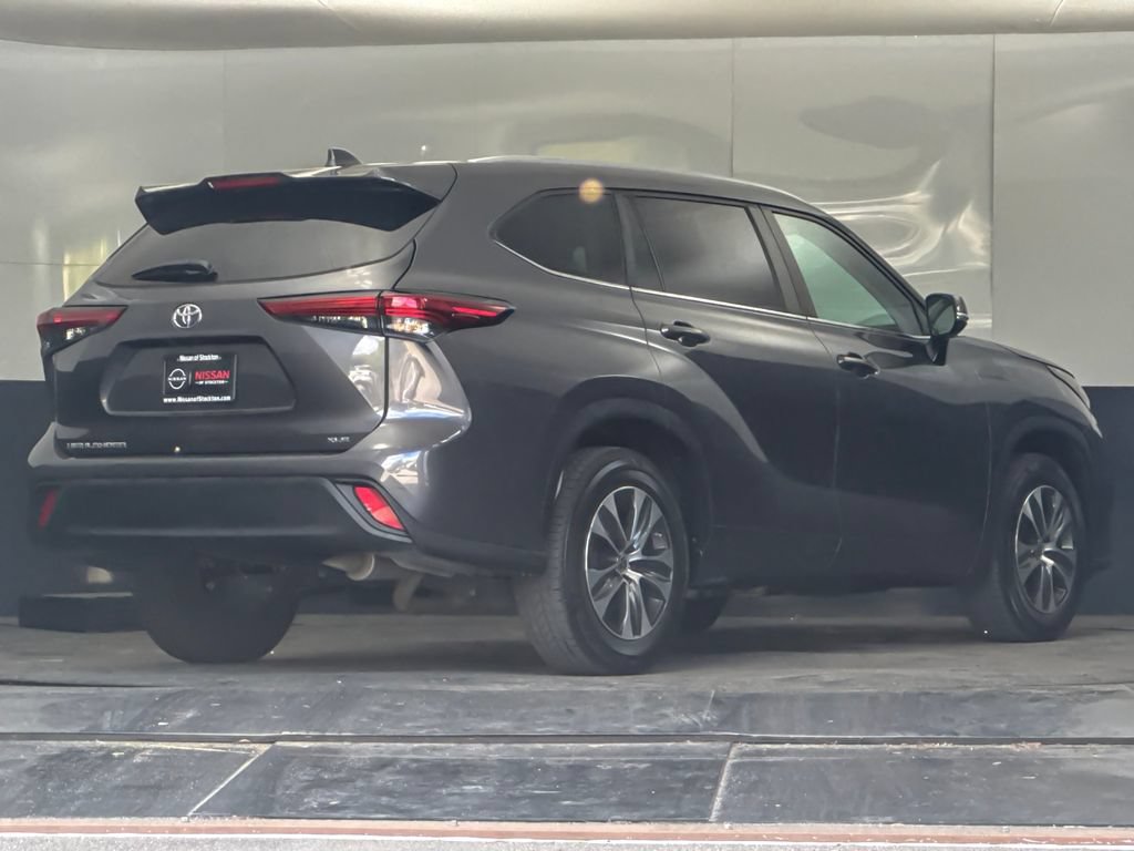 Used 2023 Toyota Highlander XLE FWD image 3