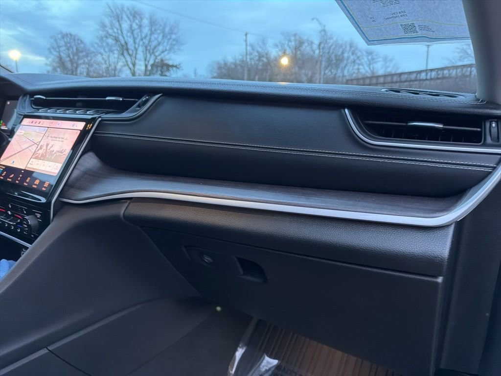 Used 2022 Jeep Grand Cherokee Limited image 23